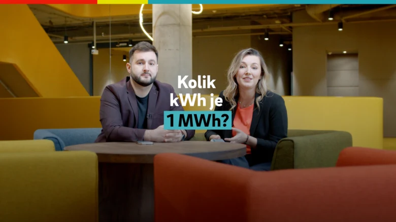 Muž a žena vysvětlují rozdíl mezi kilowatthodinou a megawatthodinou.