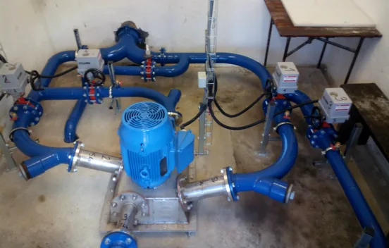 Modrý čerpadlový systém s motorem a potrubím pro malé vodní elektrárny.