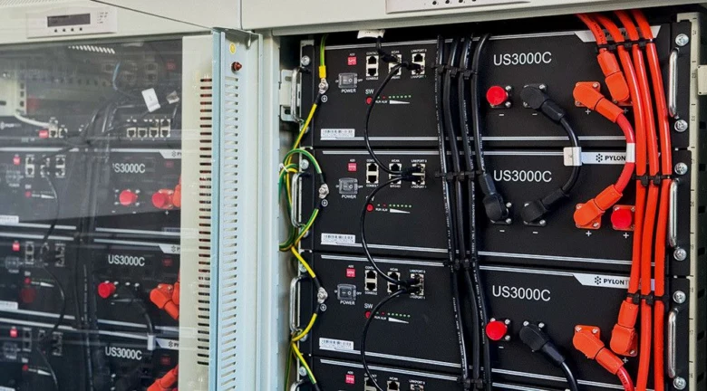 Moduly baterie pro virtuální úložiště energie v elektrickém skříni.