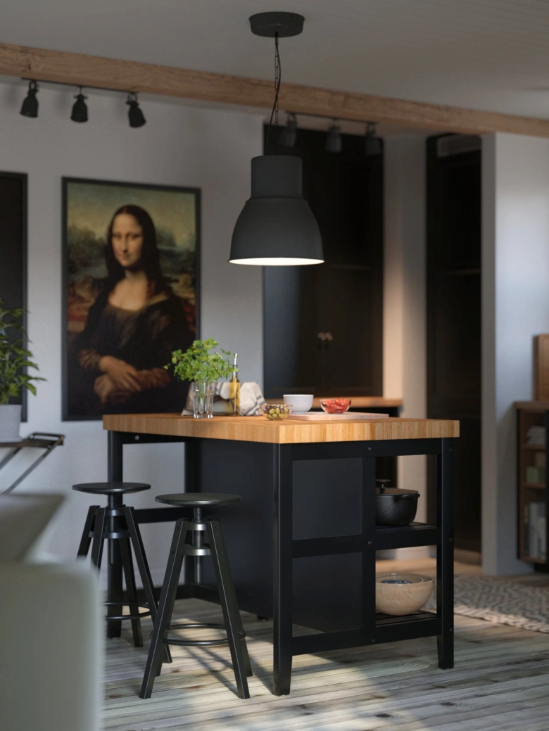 Moderní kuchyňský ostrůvek s dřevěnou deskou a židlemi.
