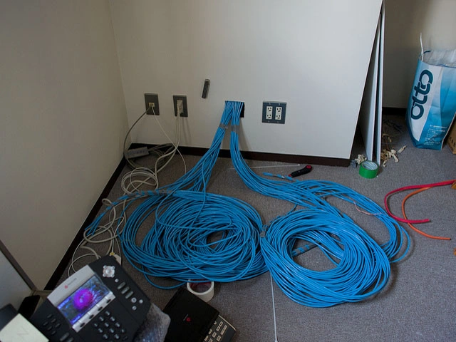 Modrá síťová kabeláž pro rozvod internetu v domě