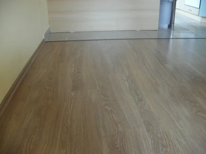 Světlý laminát s dřevotiskem v interiéru.