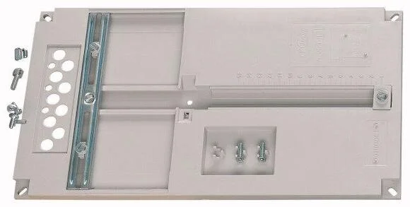 Vnitřní konstrukce prázdného elektrického rozvaděče s montážními lištami.