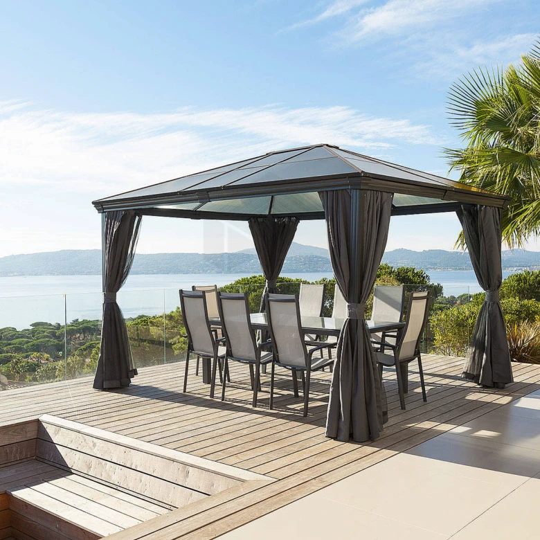 Moderní zahradní pergola s jídelním stolem na terase u moře.