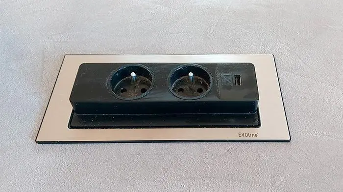 Moderní elektrická zásuvka s dvěma kontakty a USB portem.