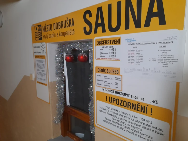 Tabule s informacemi o sauně v bazénu v Dobrušce.