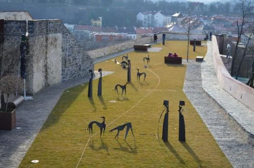 Abstraktní sochy na trávníku v zahradní architektuře