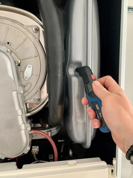 Ruční měření tlaku v expanzní nádobě topení