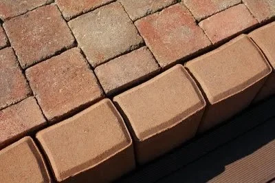 Pohled na červenohnědé tvárnice pro svahy uspořádané v řadě.