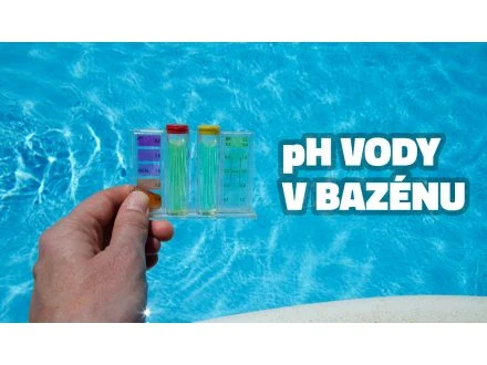 Ruka drží proužky na měření pH vody v bazénu.