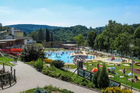 Venkovní bazénové komplex v Luhačovicích nebo Pozlovicích s lidmi.