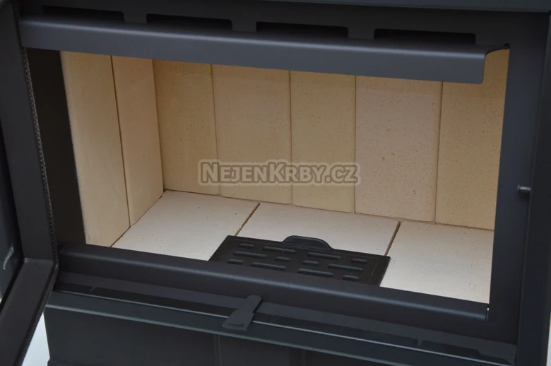 Vnitřek krbové vložky s keramickou výstelkou