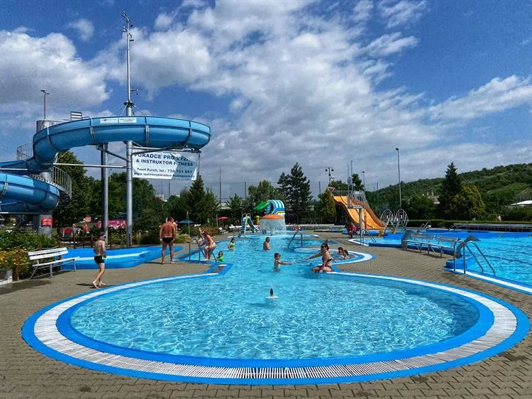 Venkovní bazén v akvaparku Hustopeče s tobogány.