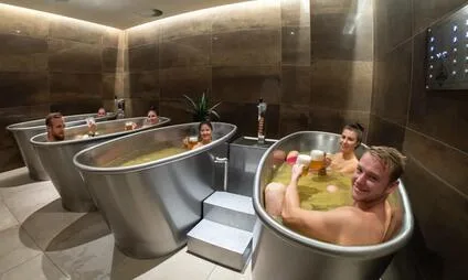 Lidé se relaxují v horkých vanách ve wellness centru.