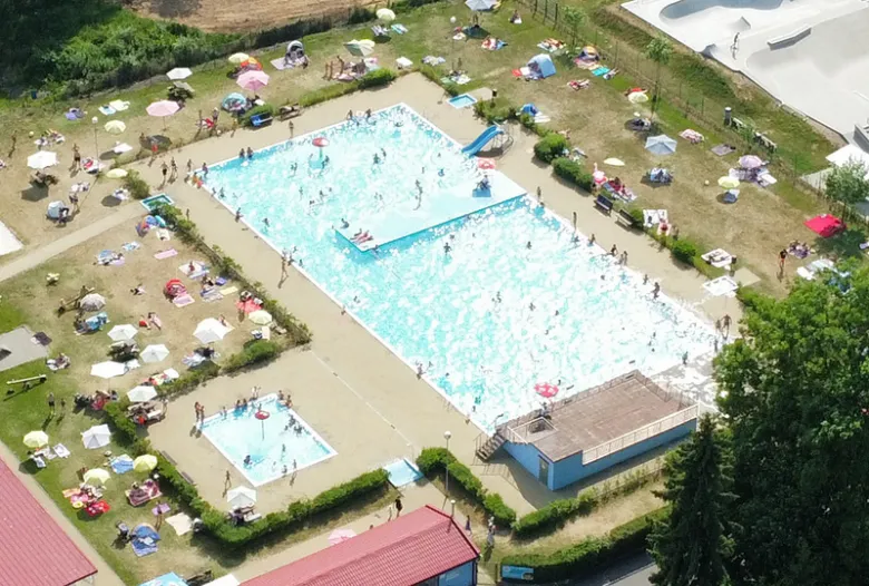Vzduchem pořízený pohled na venkovní bazén a koupaliště v Sušici.