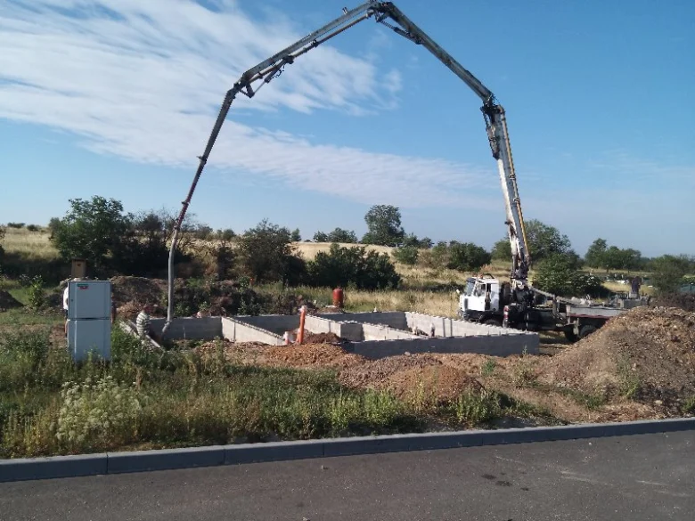 Střelba betonu do základů pomocí čerpadla na staveništi.