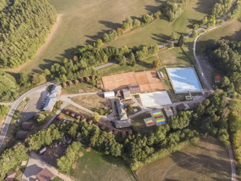 Pohled z dronu na Kempu Pecka s bazénem a tenisovými dvory.