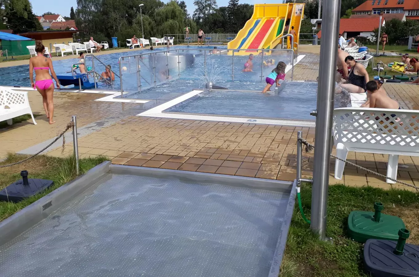 Venkovní bazén ve Velešíně s dětskou skluzavkou a hrou v vodě