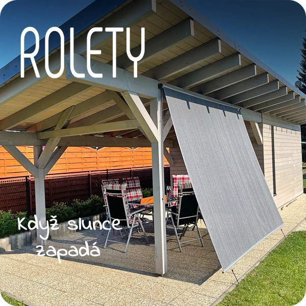 Dřevěná pergola s částečně rozvinutou stínící roletou na zahradním sedacím místě.