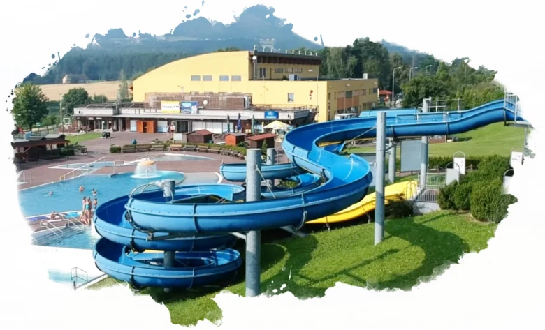 Modré vodní skluzavky v bazénu na rekreačním místě.