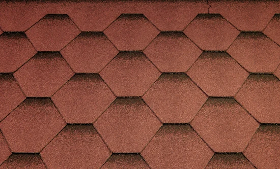 Detail červených šindelových tašek s přírodní texturou.