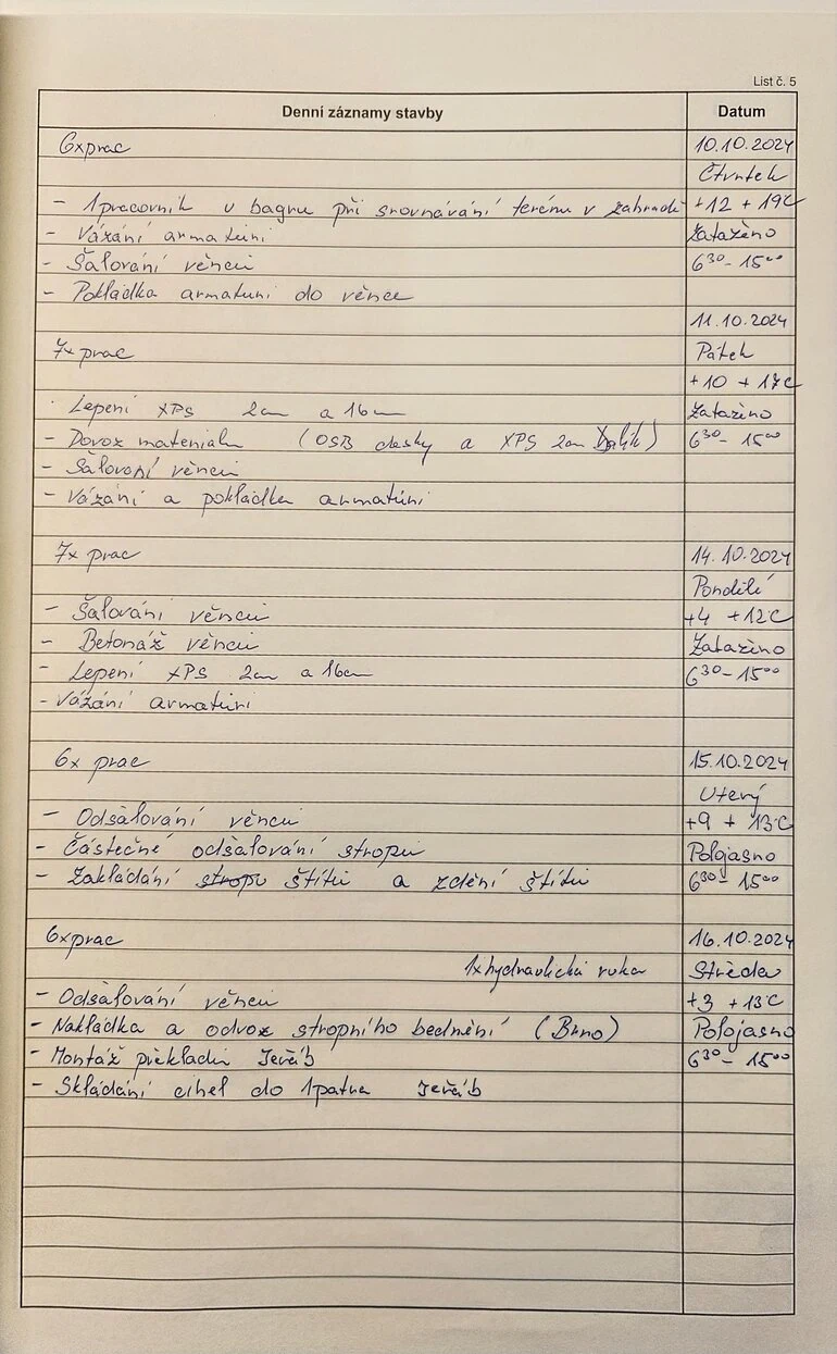 Rukoпись stavebního deníku s daty a pracemi z října.