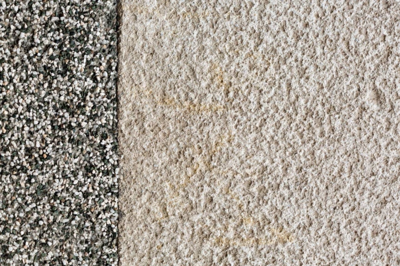 Dvě typy kamenného koberece s odlišnou texturou a barvou pro porovnání materiálů.