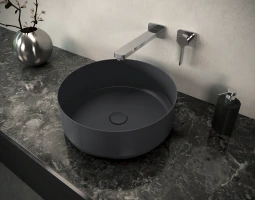 Moderní umyvadlo v koupelně s mramorovou deskou.