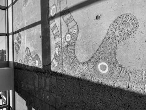 Detail fasády ukazuje techniku sgrafita na zdivu.