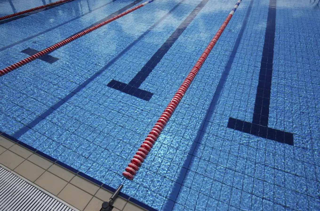 Koupaliště s červenými dálnicemi na modrém dlaždicovém povrchu.