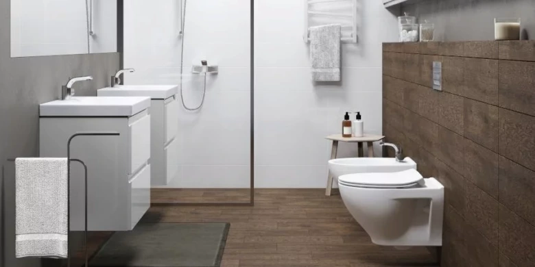 Moderní koupelna s bílou nástěnnou sprškou pro hygienu.