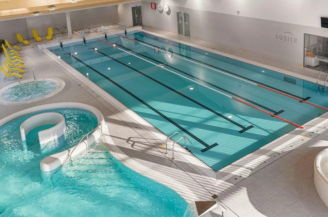 Vnitřní plavecký bazén v Sušici s wellness službami.