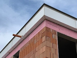 Detailní pohled na stavbu atiky střechy s izolací.