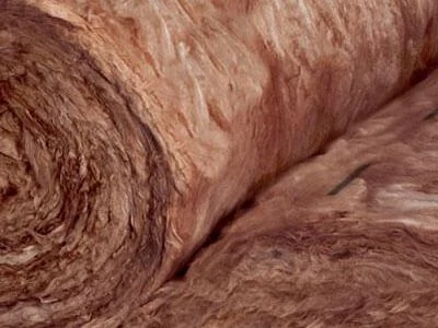 Blízky záběr na rolku stavební izolace z vláknitého materiálu.