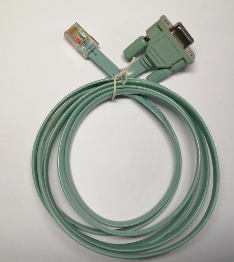 Zelená sériová linka s konektory RJ45 a DB9 pro přenos dat.