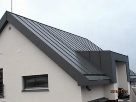 Nová stříška z plechu na domě po klempířských pracích.