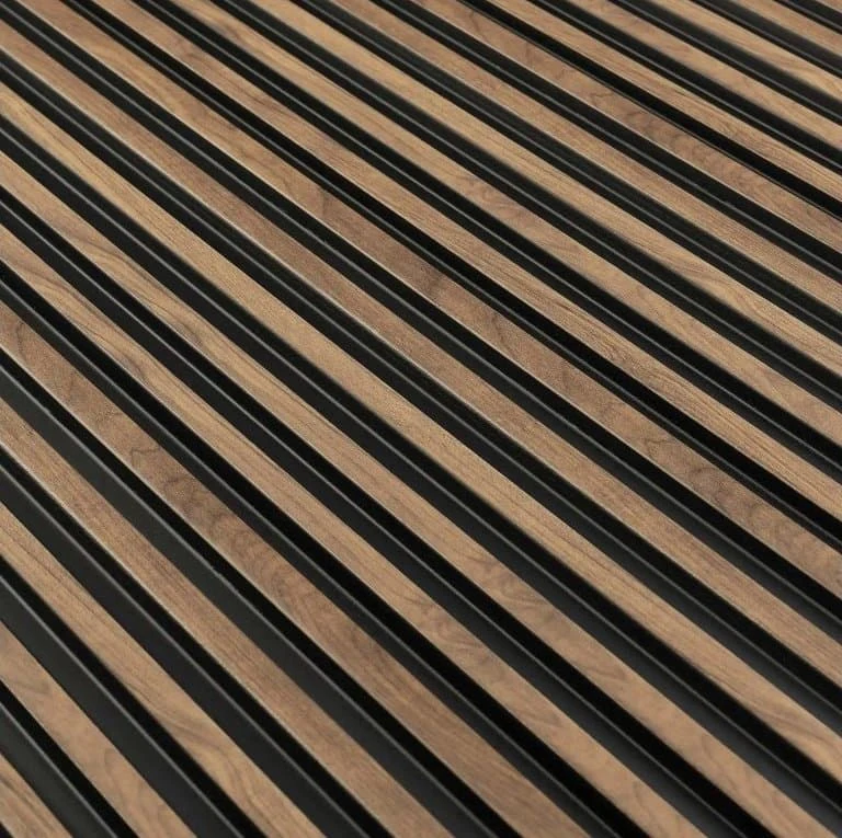 Dřevěné panelové desky s diagonálním uspořádáním pro stěnovou úpravu.