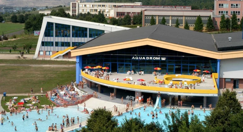 Venkovní bazénová komplex v Mostě s názvem Aquadrom.