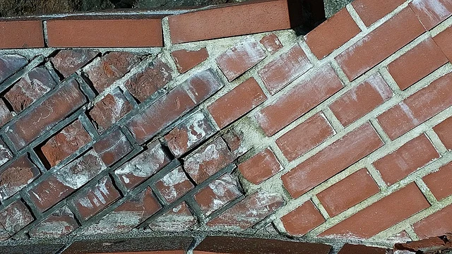 Detail červené cihlové zdi s různými vzory kladení.