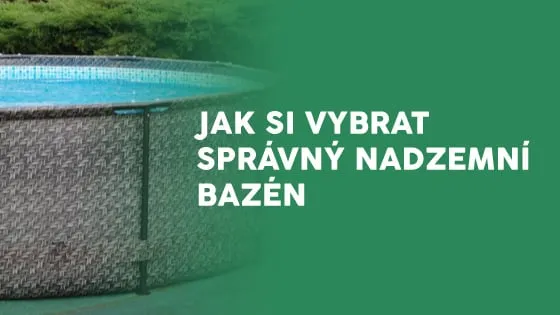 Nadzemní bazén s texturovanou stěnou v zahradním prostředí.