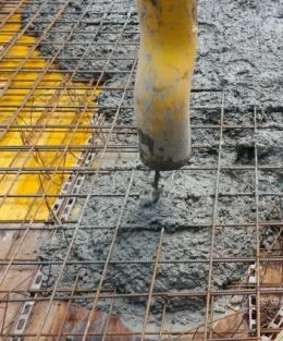 Zelený beton se nalévá do ocelové výztuže.