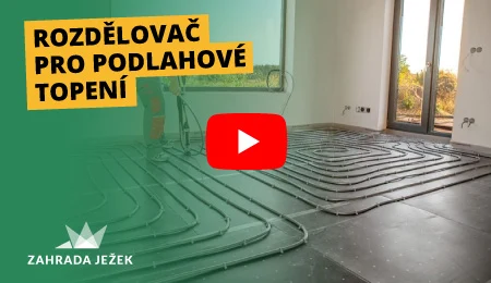 Instalace podlahového vytápění s hadicemi na betonové základně.