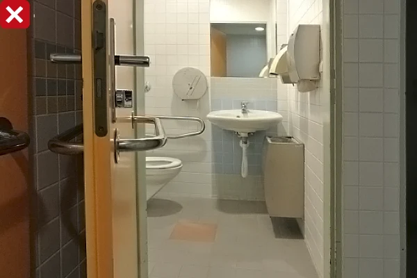 Přístupná toaleta s umyvadlem pro invalidy v interiéru.