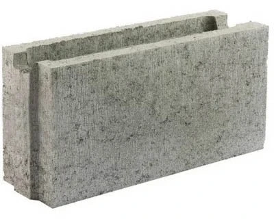 Šedý betonový cihlový blok s dutým jádrem na bílém pozadí.