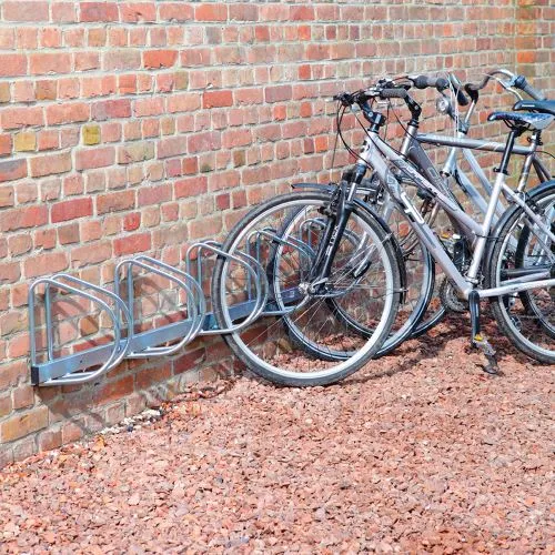 Stojan na kola u zdi s třemi bicykly připevněnými k němu.