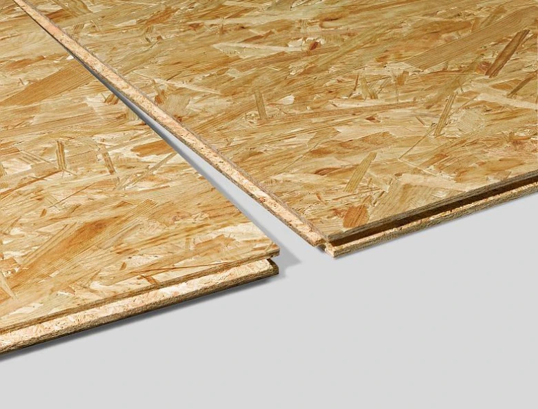 Detailní pohled na hrany desek OSB pro dřevostavby.