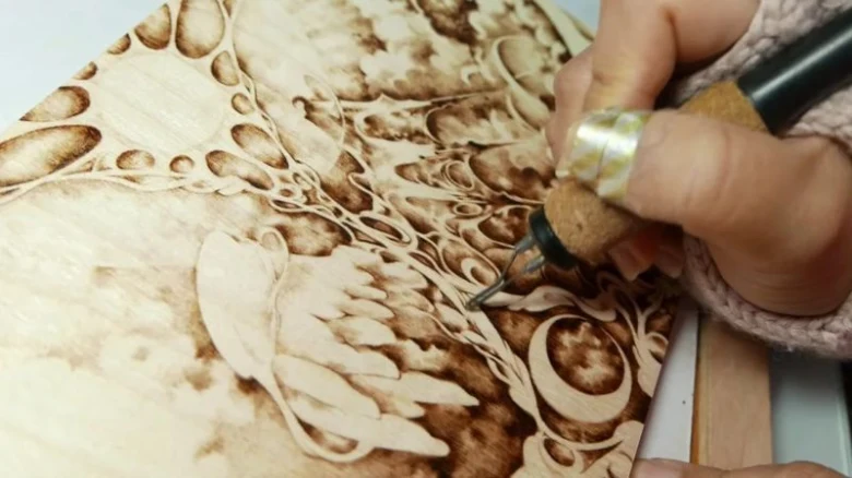 Ruční vypalování do dřeva s detailním nástrojem