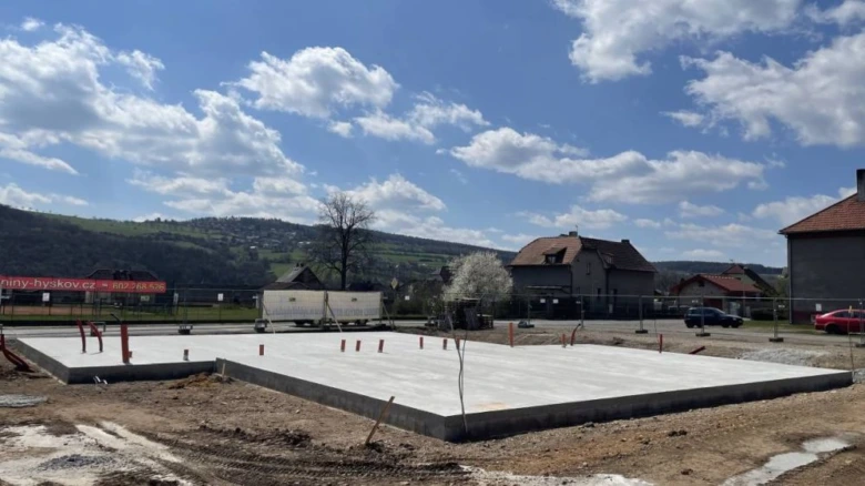 Základová deska novostavby domu na staveništi venkovského prostředí.