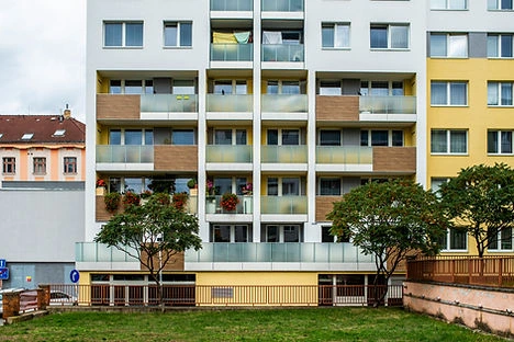 Moderní fasáda zatepleného bytového domu s minerální vlnou.