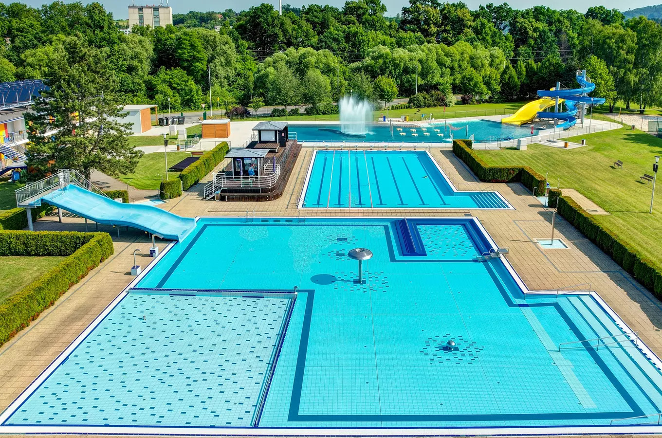 Venkovní bazénová komplex s vodními skluzavkami v Valašském Meziříčí.